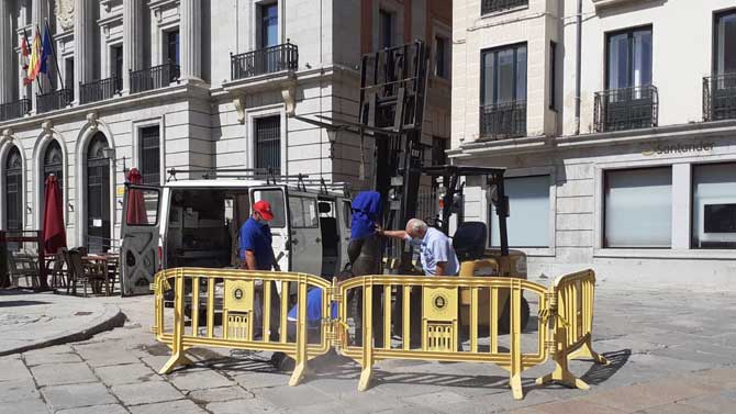 Desmontaje de la estatua de Adolfo Suárez para su arreglo.