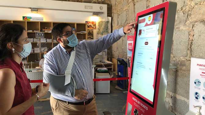 El alcalde en la nueva pantalla táctil para el acceso a la muralla.