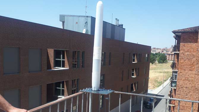 Prototipo de aerogenerador sin palas en la azotea de la Polit&eacute;cnica.