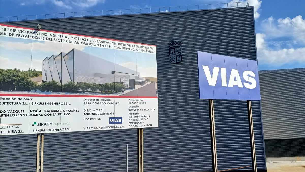 Escudo de la Junta en la nave de estampación de Nissan.