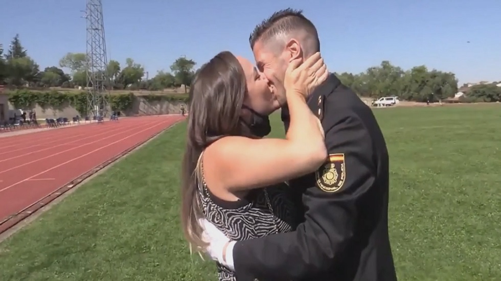 Pedida de mano durante la jura policial en la Escuela Nacional de Policía de Ávila