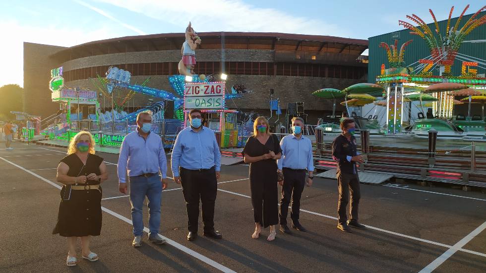 El alcalde y la presidenta de los feriantes en el recinto ferial.