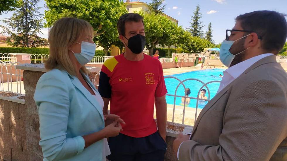 La concejal de Servicios Sociales, el responsable de los campamentos y el alcalde en las piscinas de verano.