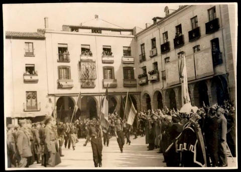 1936. El café Pepillo a la dcha. Foto Mayoral, 1937.