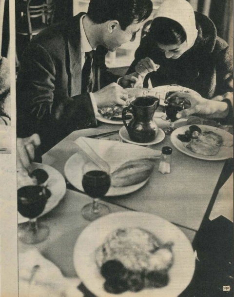 1961. La Chunga y su marido comiendo huevos con chorizo en la terraza de Pepillo, 1961.