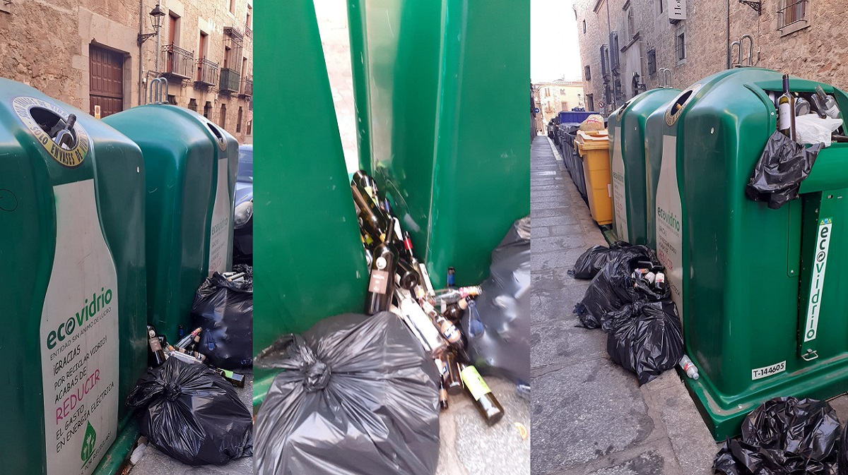 Contenedores de vidrio repletos de botellas.