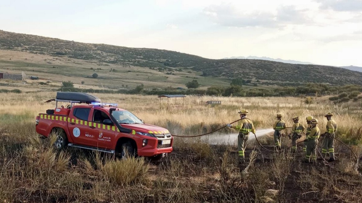 La brigada contra incendios trabajando en labores de extinción.