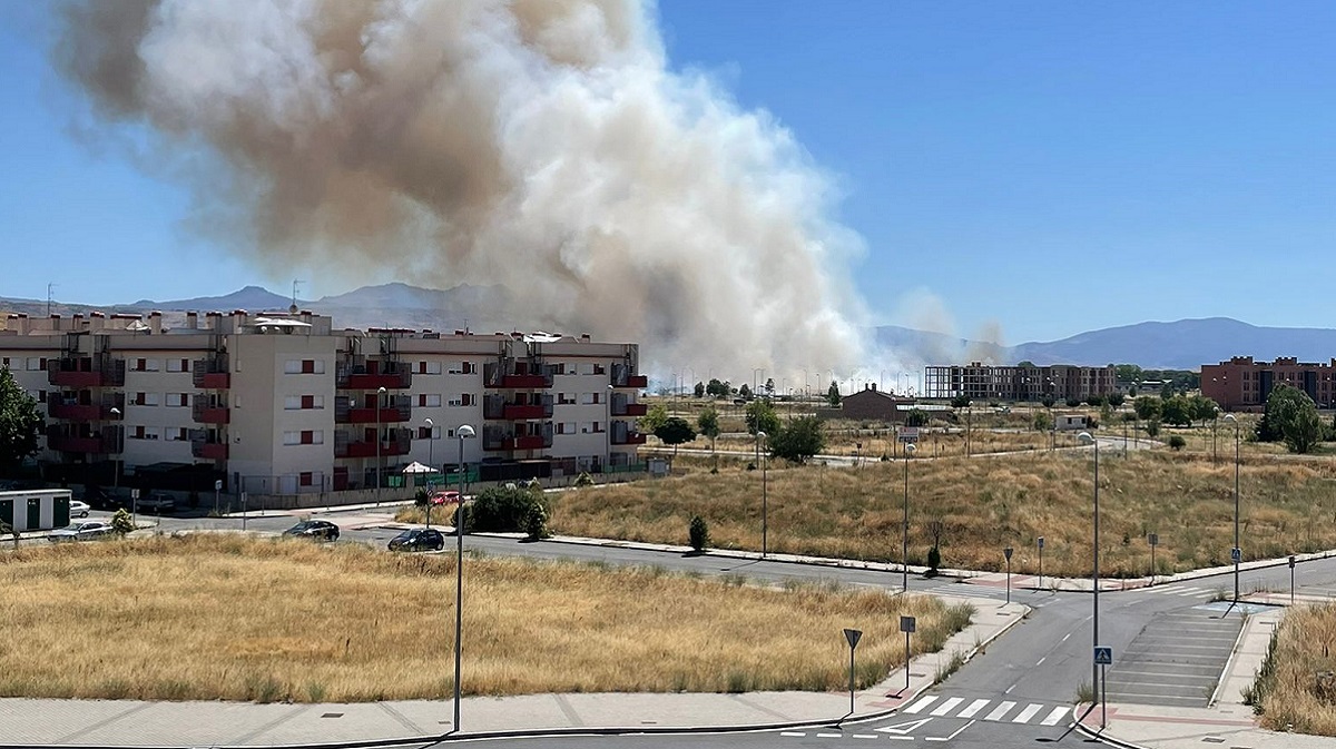 Incendio en las inmediaciones del CUM Carlos Sastre.