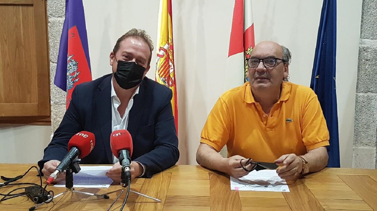 El concejal de Cultura del Ayuntamiento de Ávila, Ángel Sánchez, y José María Muñoz Quirós, uno de los coordinadores del premio.