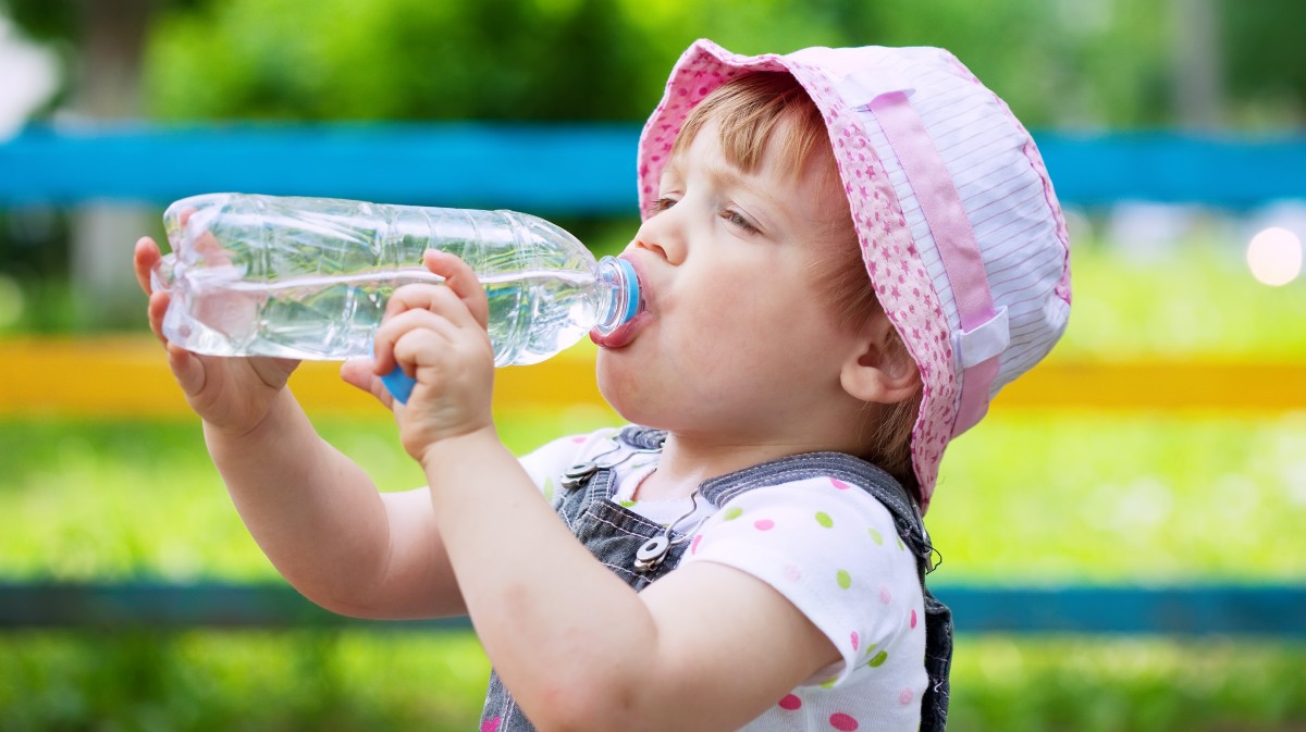 Un niño bebe agua ante el calor.