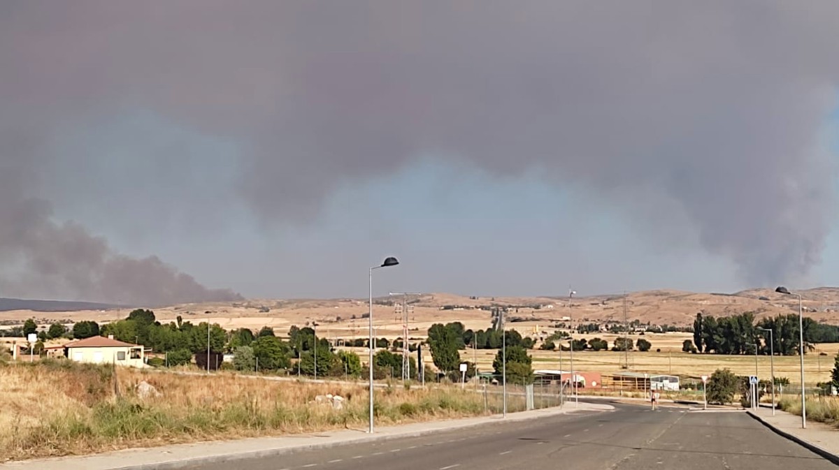 Vista de los incendios de La Ca&ntilde;ada (izquierda) y Cebreros (derecha).