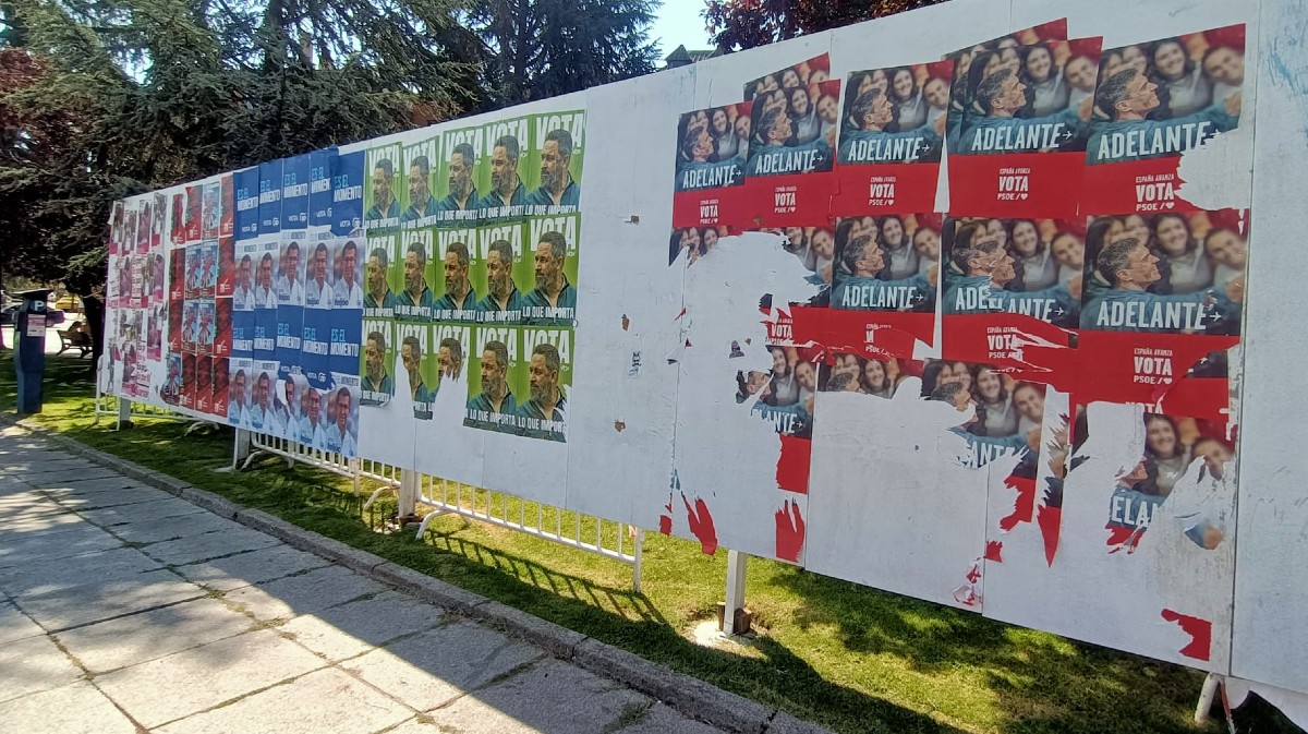Carteles electorales en la plaza de Santa Ana.