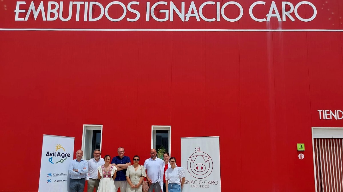 La directiva de AvilaAgro en Embutidos Ignacio Caro, en Sanchidrián.