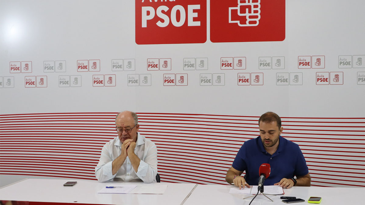 Jesús Caro, candidato al Senado y secretario general de los socialistas abulenses, y Manuel Arribas, cabeza de lista al Congreso