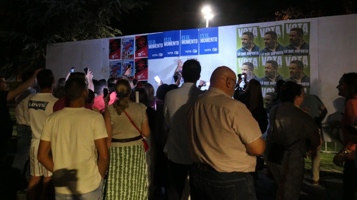 Pegada de carteles en el comienzo de la campaña para las elecciones generales.