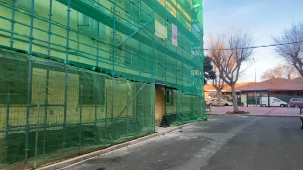 Obras en un edificio del barrio de La Cacharra.