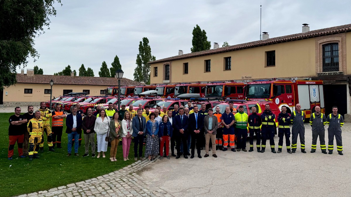 Entrega de material contra incendios de la Diputación.