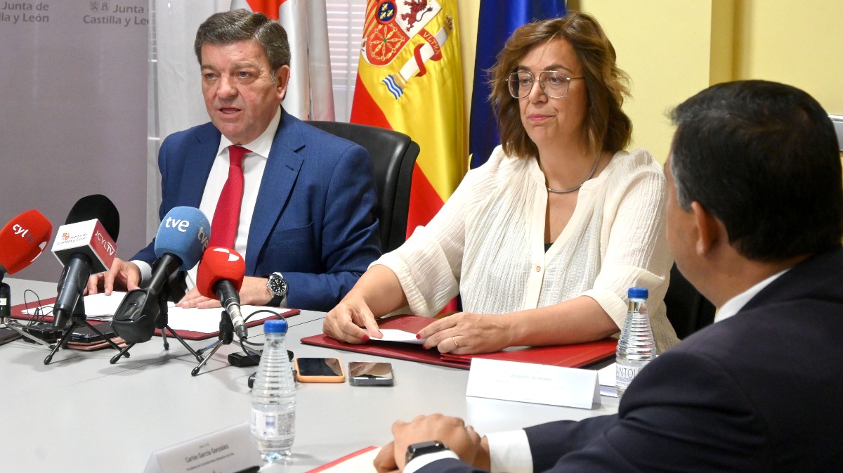 El consejero de Presidencia y la presidenta de la FRMPCyL en la reunión con los presidentes de diputaciones.