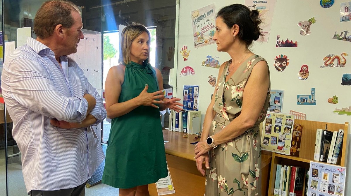 Ángel Sánchez y Sonsoles Prieto visitan la Biblioteca Posada de la Feria.