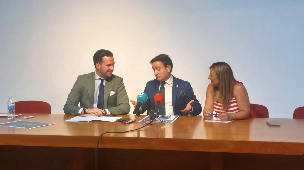 Los concejales de Vox en rueda de prensa.