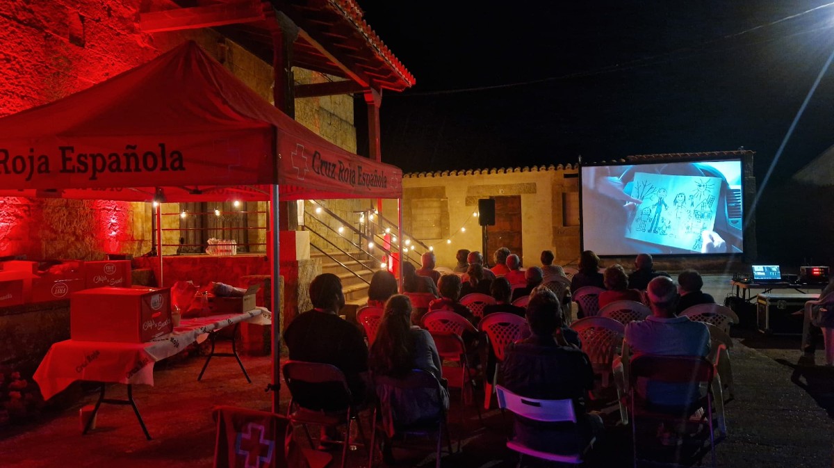 Proyeccion de cine de Cruiz Roja en una localidad de Zamora.