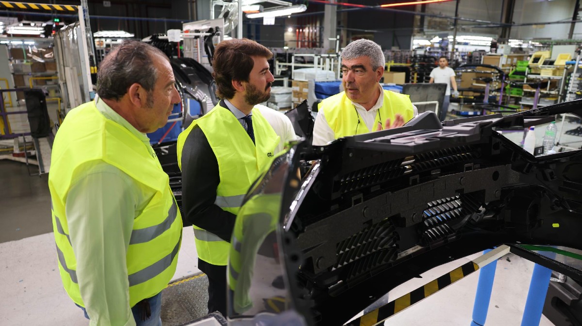 El vicepresidente de la Junta visita Plastic Omnium.