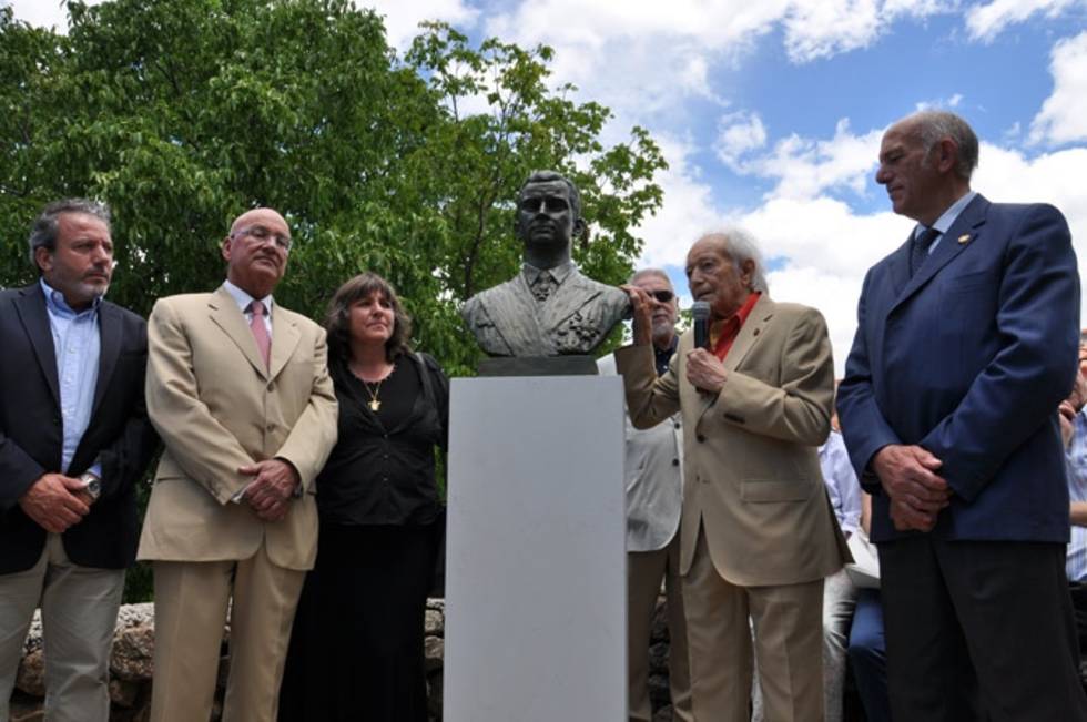 Santiago de Santiago inaugura el busto del rey Felipe en Navaescurial en 2014