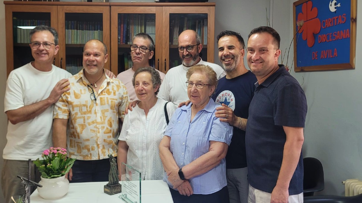 Sor Manuela y Sor Nélida, con el Delegado Episcopal de Cáritas y trabajadores del Hogar Santa Teresa (Foto: Diócesis de Ávila)