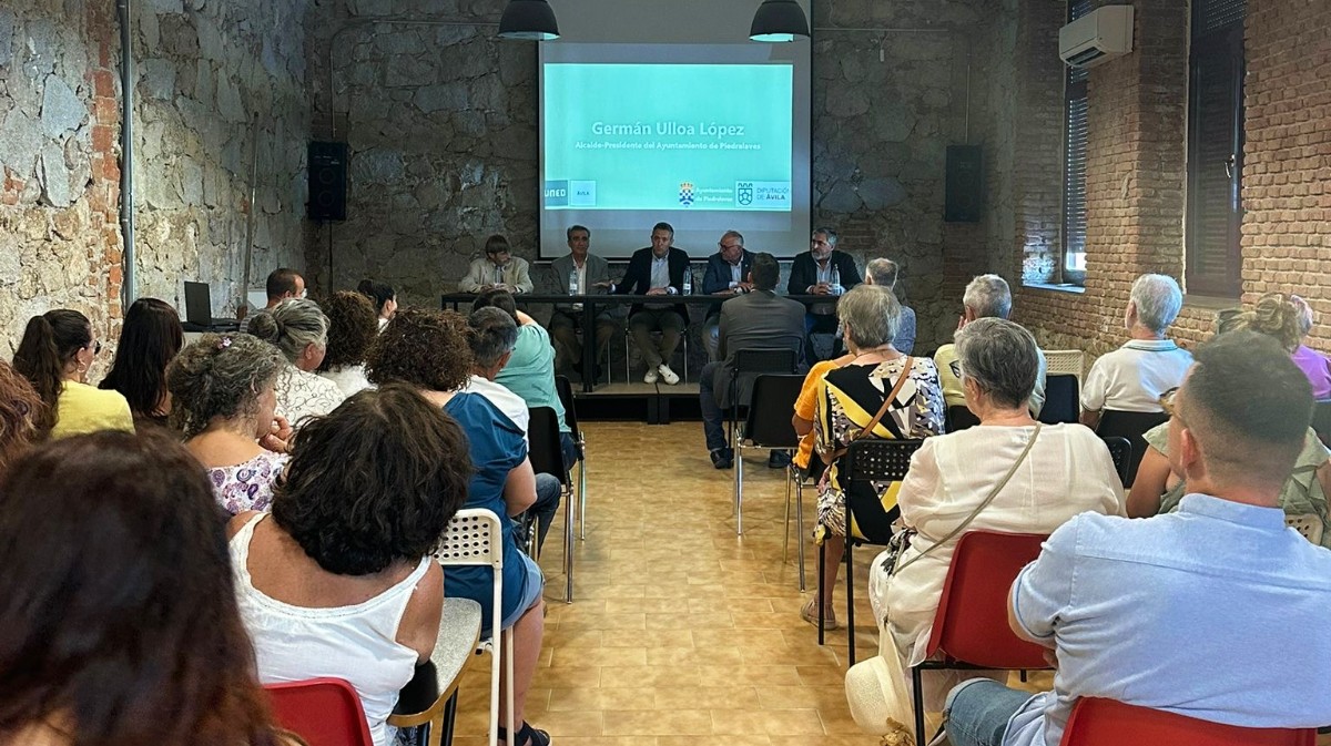 Inauguración del centro de la UNED en Piedralaves.
