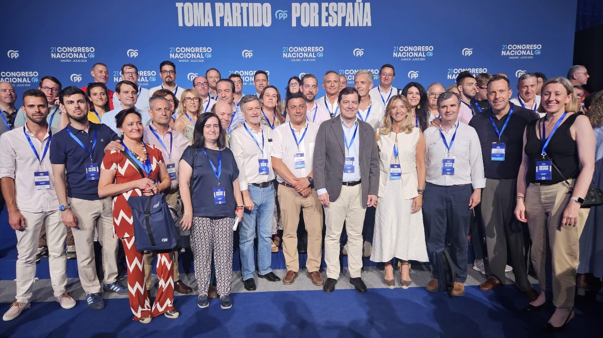 Compromisarios del PP en el congredo nacional, con los líderes de Castilla y León.