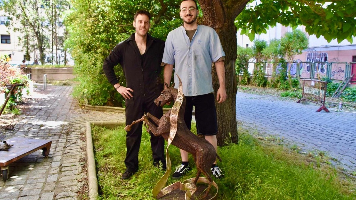 Sergio Domingo y Pedro Álvarez con la escultura dedicada a las luminarias de San Bartolomé de Pinares.