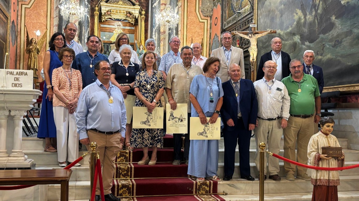 Entrega de medallas a los hermanos y hermanas más antiguos del Patronato de la Virgen de Sonsoles.