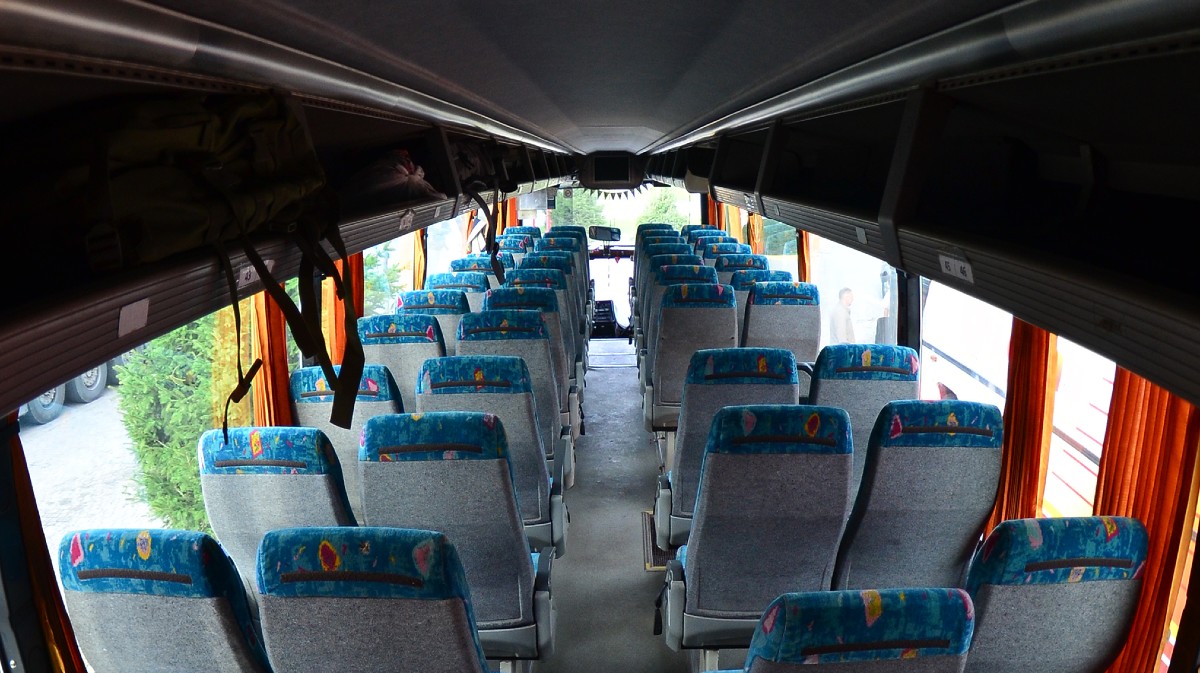 Interior de un autob&uacute;s.