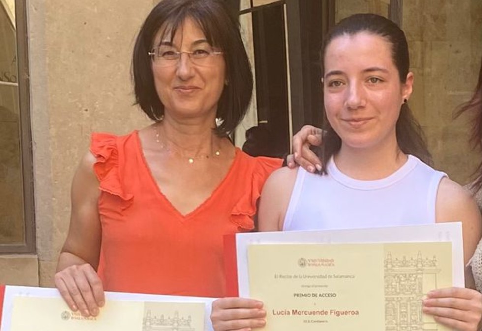 La directora del IES Candavera y la alumna premiada en la USAL.