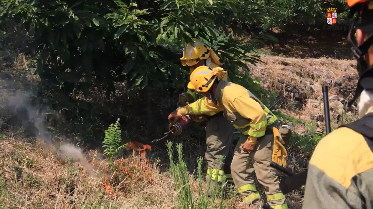 Bomberos realizando un fuego técnico.