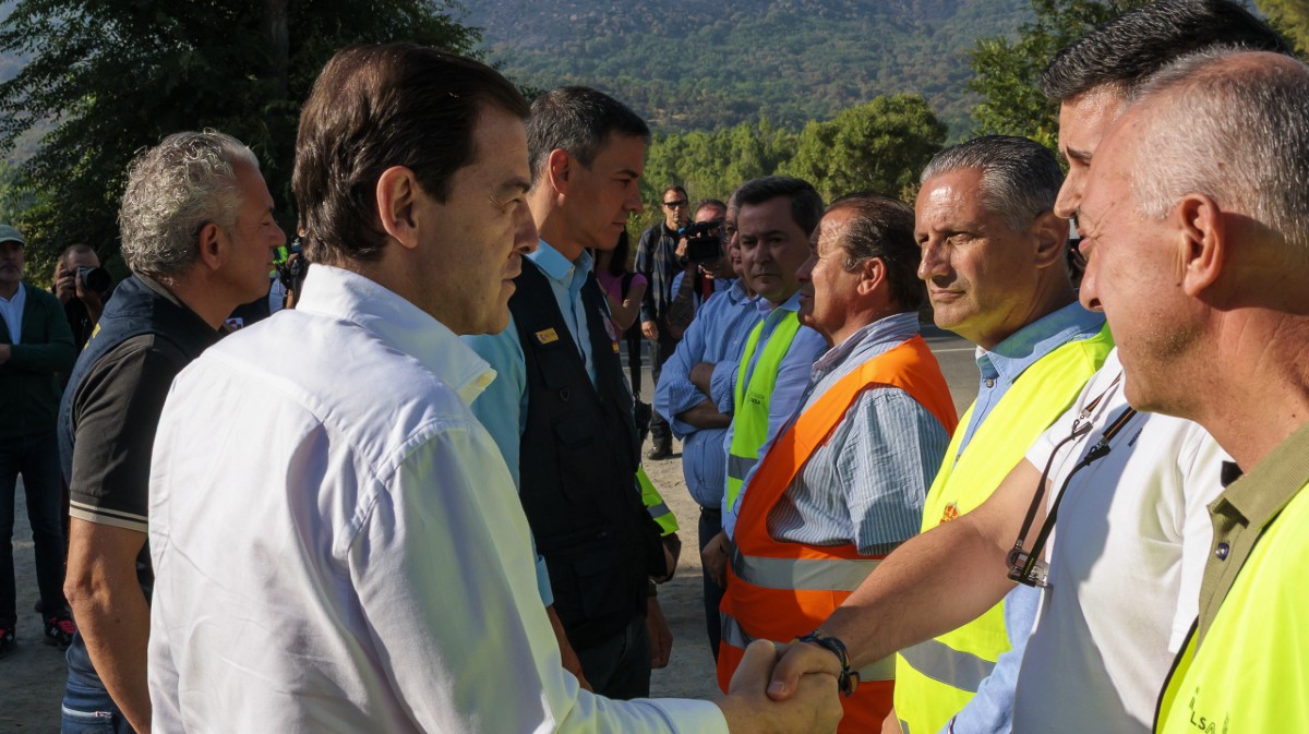 El presidente de la Junta y el presidente del Gobierno saludan a los alcaldes.