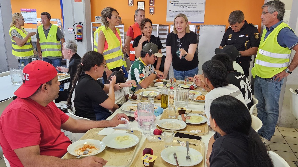 La vicepresidenta segunda de la Junta, Isabel Blanco, visita a acogidos en la Escuela de Polic&iacute;a.