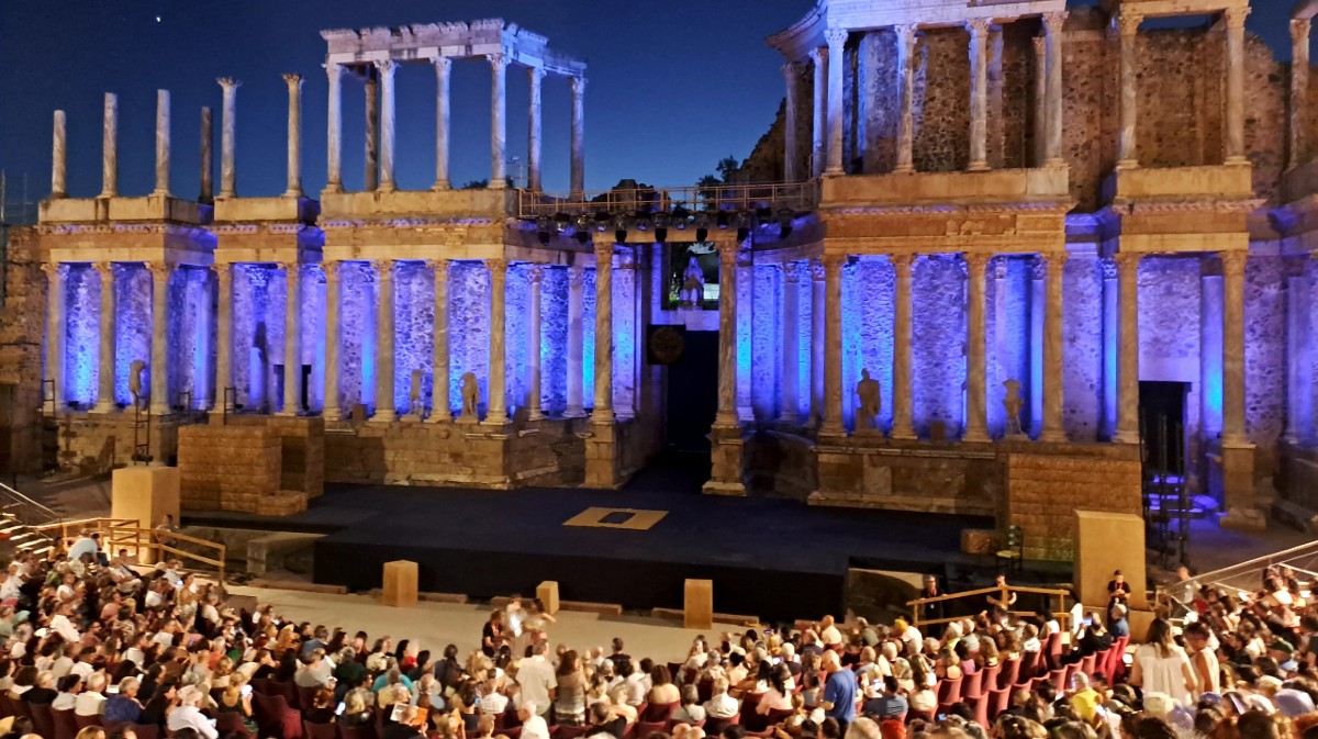 Jubilados de UGT en el teatro romano de M&eacute;rida.