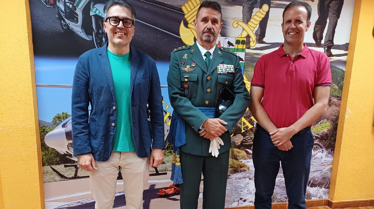 El subdelegado del Gobierno despide a Gustavo Dorda tras su ascenso en la Guardia Civil.