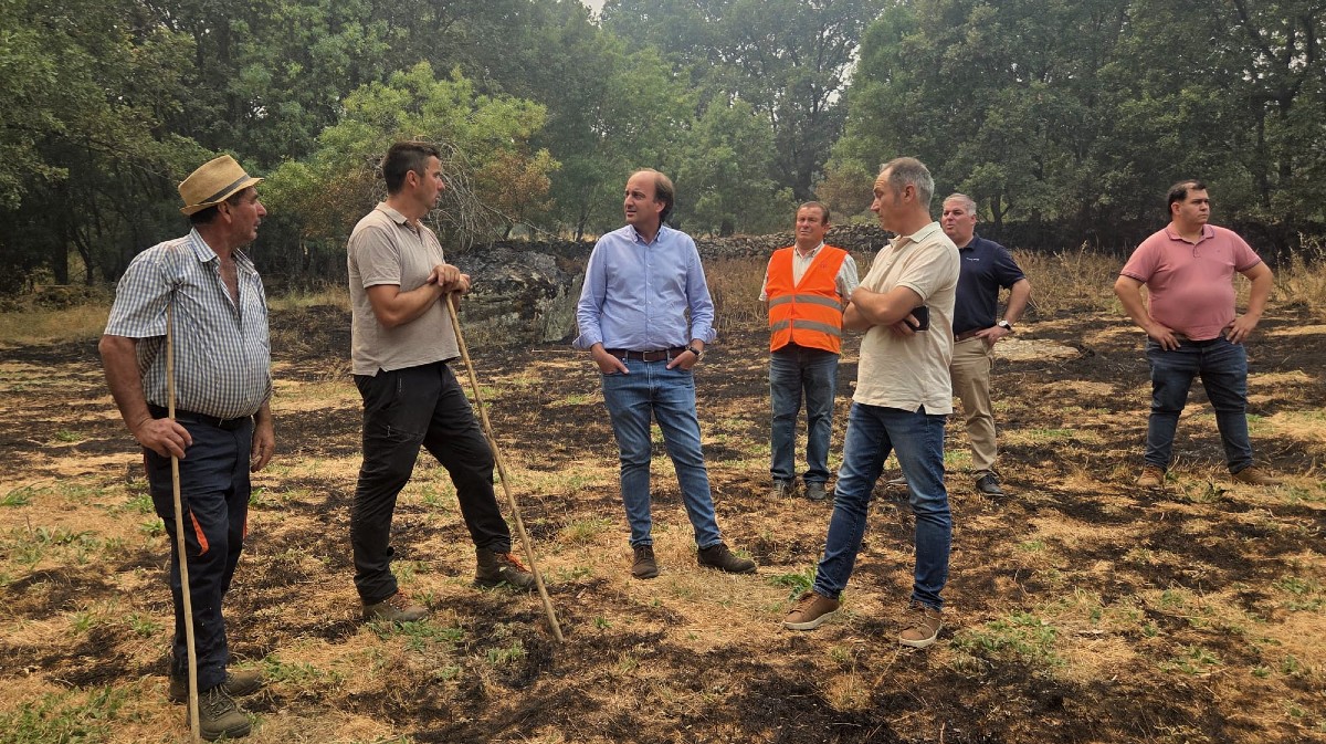 El consejero de Agricultura en zonas afectadas por el fuego.