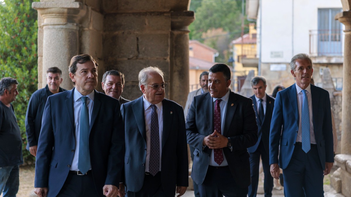 El presidente de la Junta y el delegado de la Junta (derecha) en Navacepeda de Tormes, el mi&eacute;rcoles.