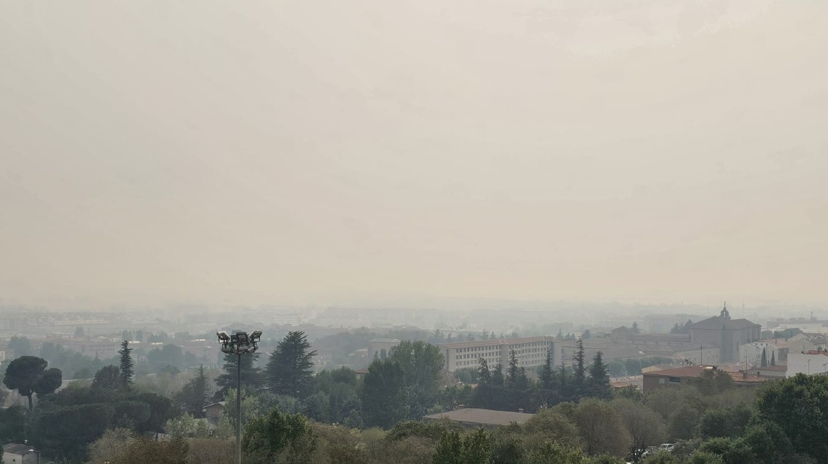 Denso humo sobre &Aacute;vila capital a las 17 horas.