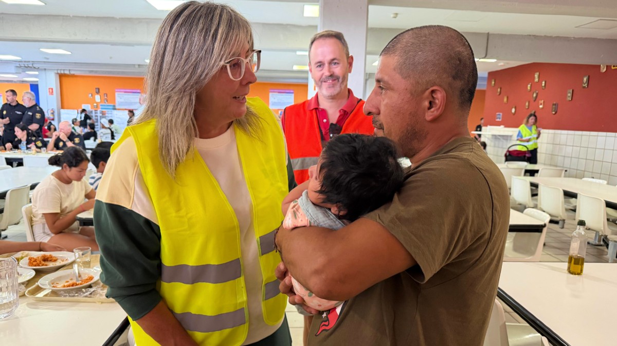El padre del beb&eacute; que ha recibido la cuna con la teniente de alcalde Paloma de Nogal.