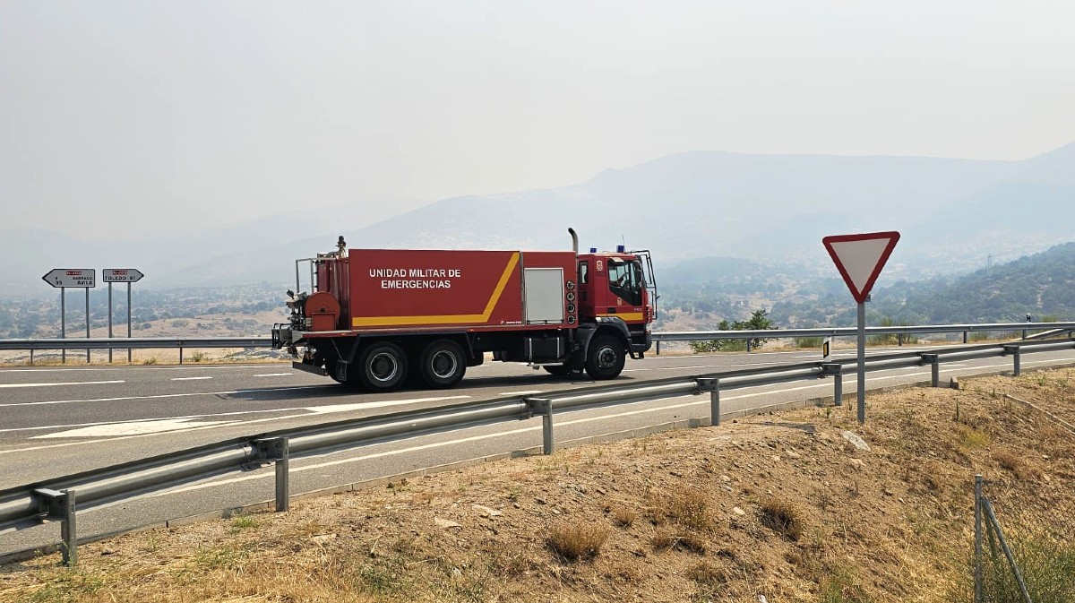 Veh&iacute;culo de la UME circula hacia el incendio de Burgohondo.