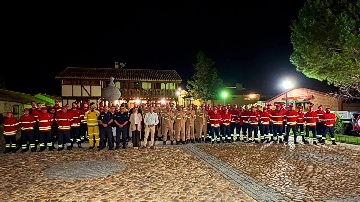 Bomberos de Portugal a su llegada a &Aacute;vila.