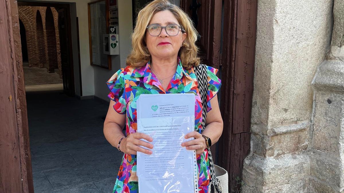 La portavoz de la Plataforma por la Sanidad de La Mora&ntilde;a, Blanca Alonso, registra las firmas para exigir m&aacute;s d&iacute;as de anal&iacute;ticas.