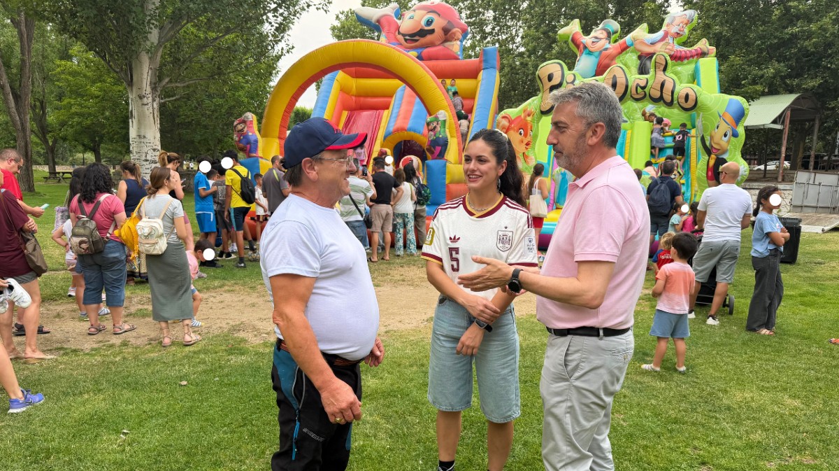 Silvia L&oacute;pez y Javier Ajates en los castillos hinchables del r&iacute;o Chico, el lunes.