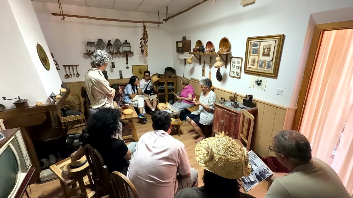 Elaboraci&oacute;n de gorras de paja en Solana de Rioalmar.