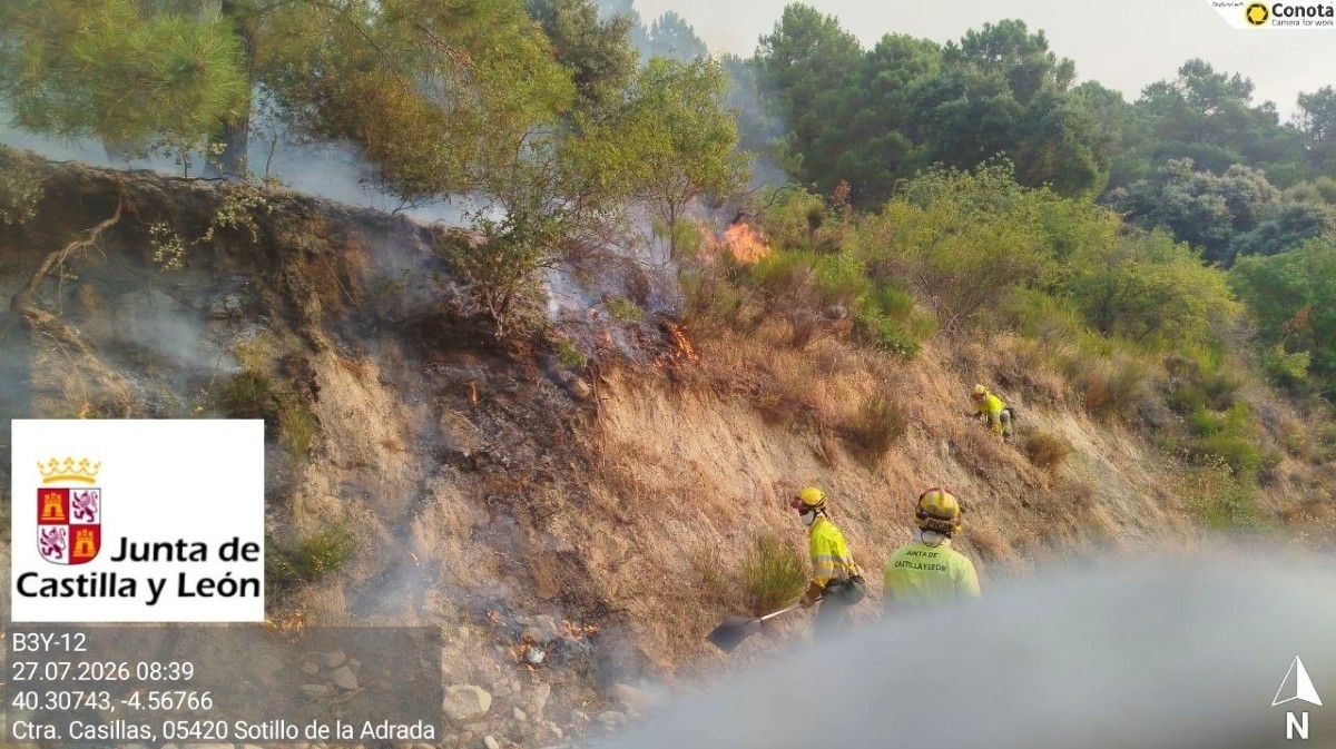 Trabajos contra el fuego en Sotillo de la Adrada el lunes por la ma&ntilde;ana.