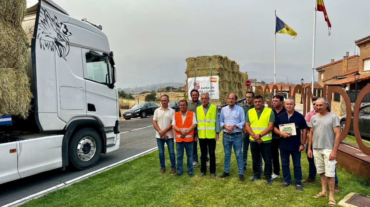 El consejero de Agricultura asiste a la llegada de camiones de alimneto para el ganado.